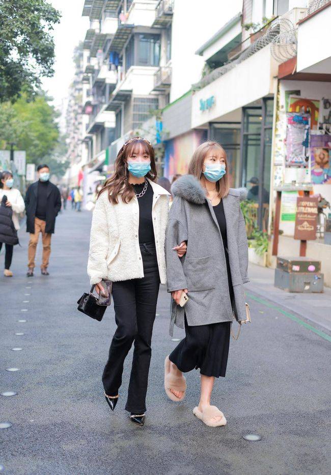 人学 跟成都女人学穿搭，紧身裤子这么搭配，又有气质又时髦