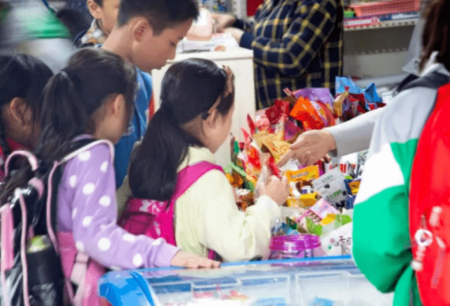 校园|教育部发布通知,中小学校园将取消这项“服务”,家长喜忧参半