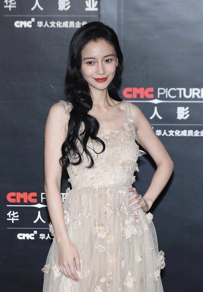 面的看完童瑶、Angelababy的生图，我终于明白粉底液要选什么样的了