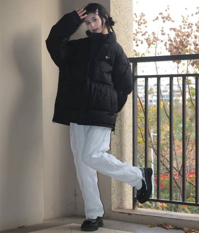 身材 冬季穿黑羽绒服，流行“深浅结合”穿法，配白裤白裙更优雅提气质