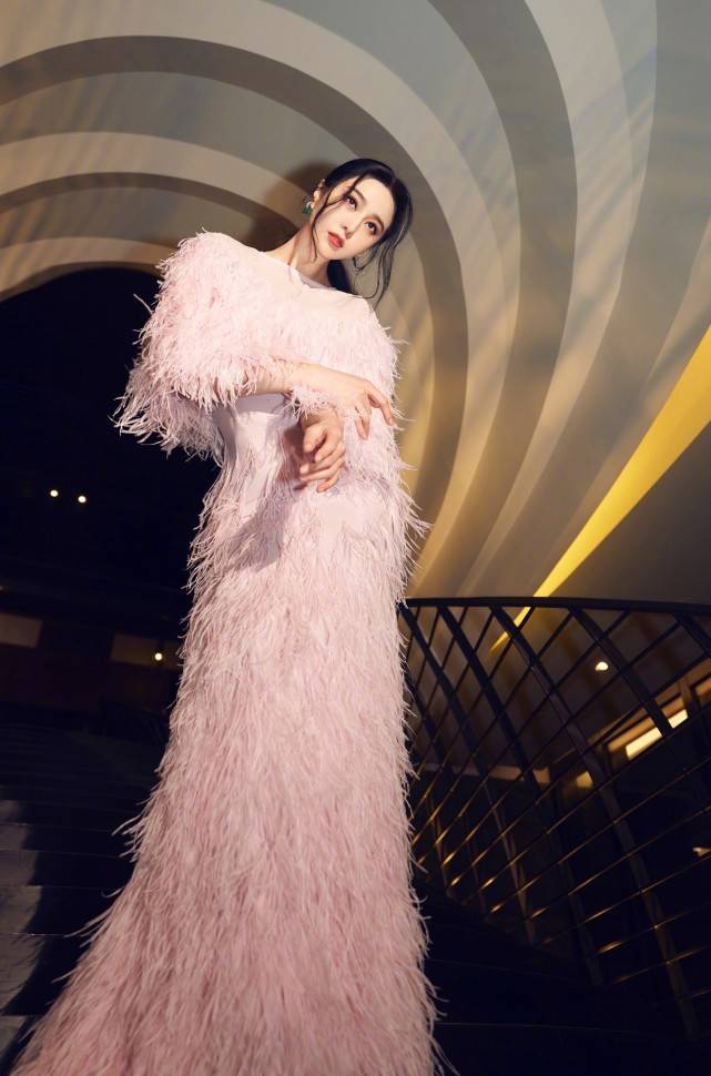 原创范冰冰越来越不挑穿羽毛长裙华丽回归气场强大造型彻底封神