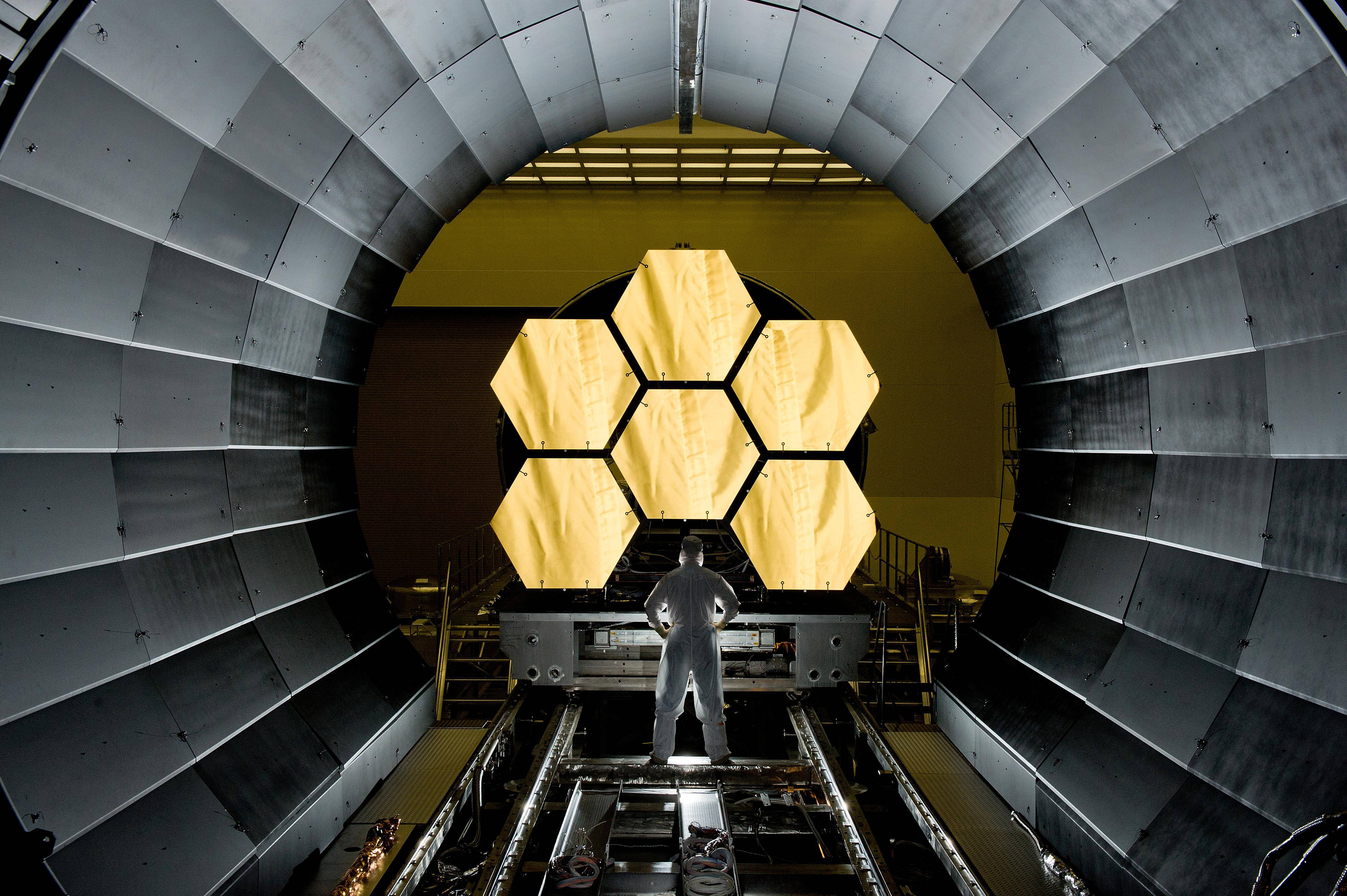 耗资96亿美元，历时25年，探索宇宙终极奥秘的最强望远镜于发射升空