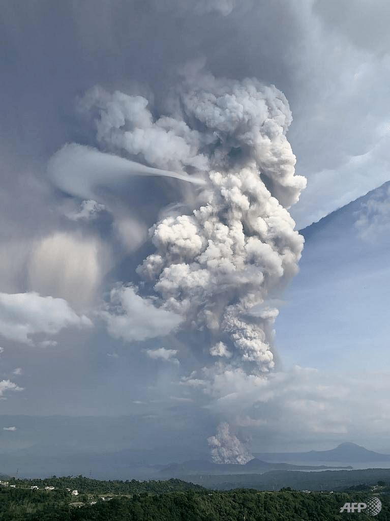 致命火山爆发！电闪雷鸣像世界末日，恐紧急撤离20万人