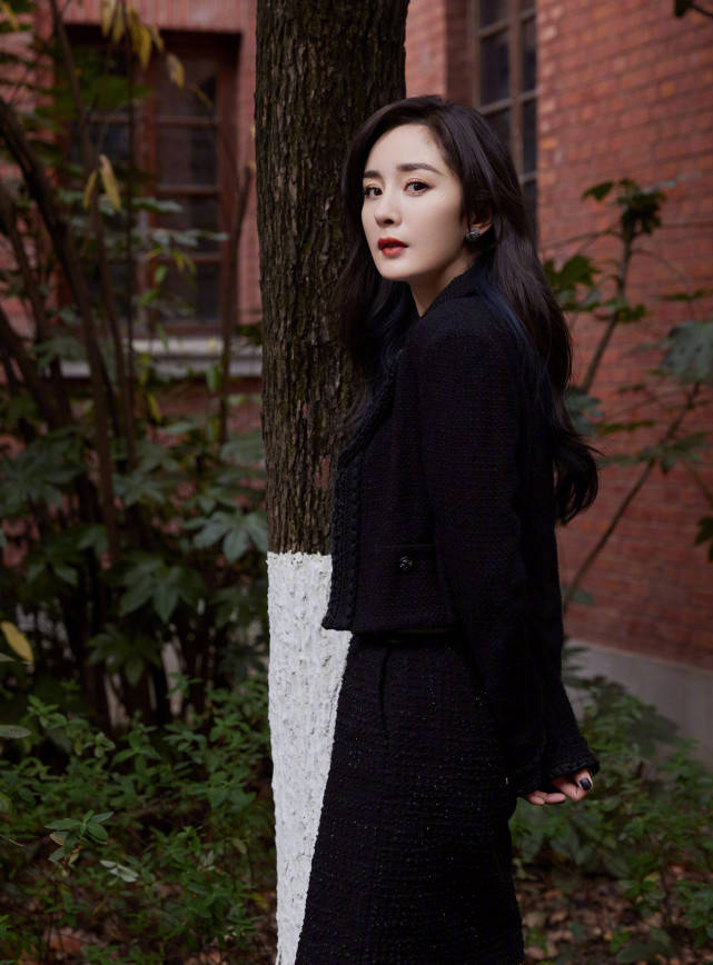 整体 杨幂升官后发言太霸气！穿职场装带名媛范，简约风穿出满满高级感
