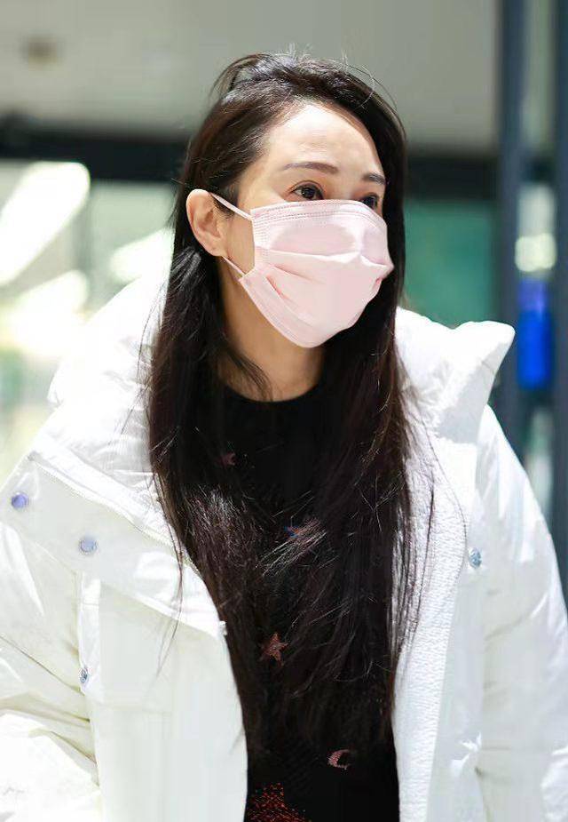 贵妇 伊能静罕见带女儿走机场，她穿着臃肿似大妈，女儿似小贵妇