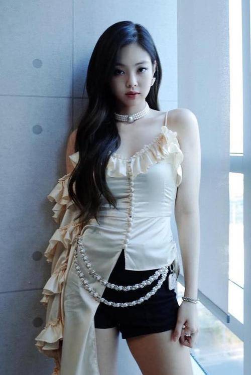 发型Jennie作为南韩时尚标杆，她的整体穿搭有那么好借鉴吗？