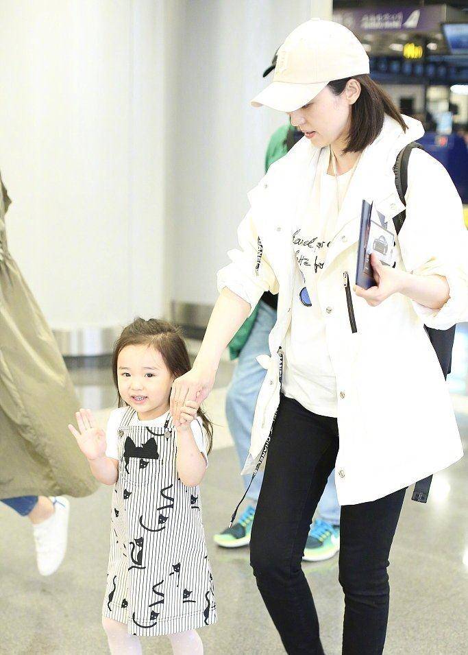 白雪公主董璇的女儿才3岁，就已经出落得这么甜美了？举手投足明星范十足
