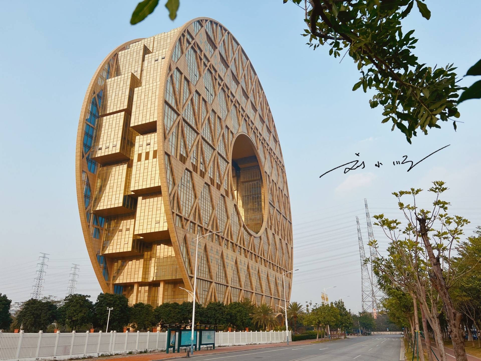 广州市荔湾区有一栋奇怪建筑，外形犹如一枚大金币，一直争议不断