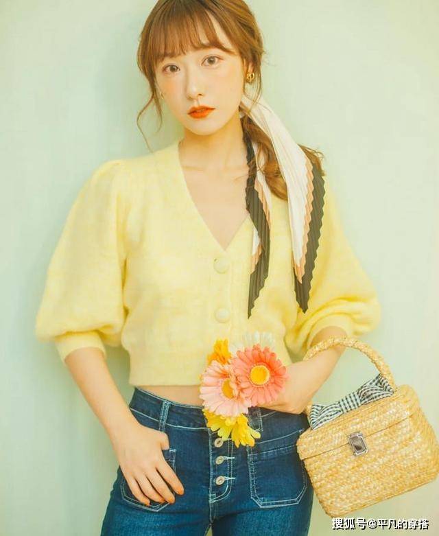 颜色 李沁带火了一种新穿搭,叫“蛋黄毛衣+牛仔裤”,青春活力又减龄