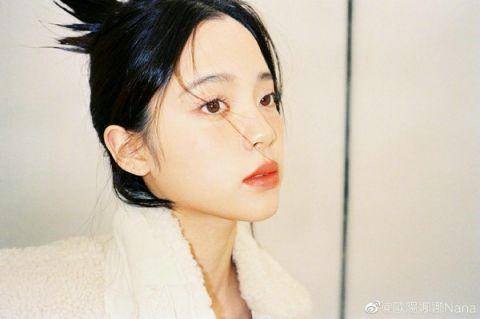 diary欧阳娜娜分享日常美照 一袭红裙配黑发美艳动人