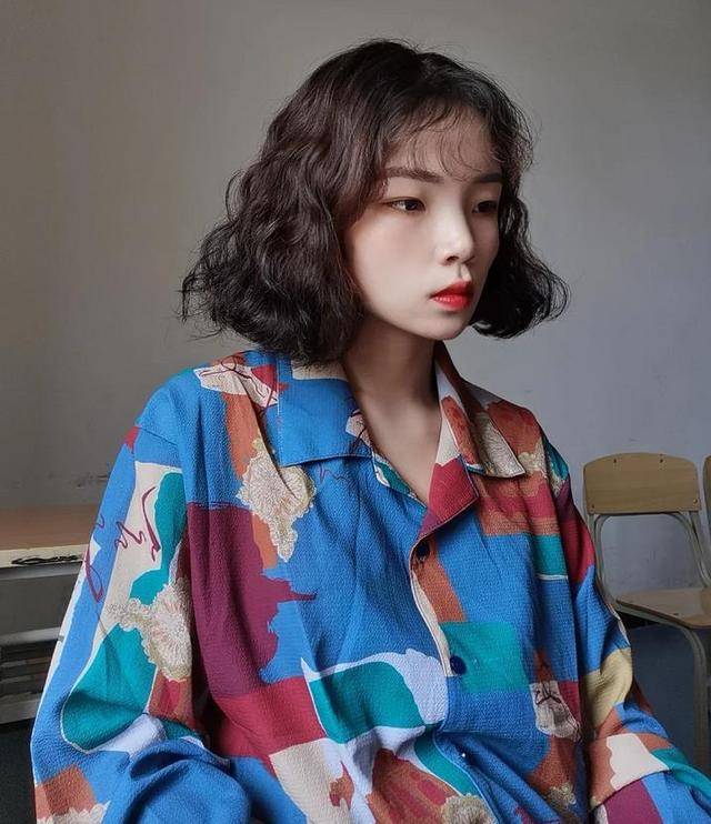 卷发“大波浪”彻底失宠了，今年很火的“复古波浪卷”，时髦又显魅力