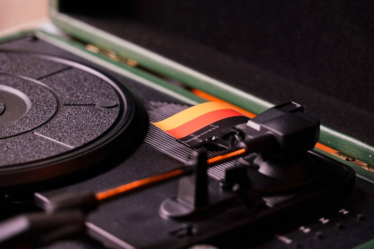 平价的梵珐尼复古蓝牙留声机，自带怀旧手提箱，超高颜值