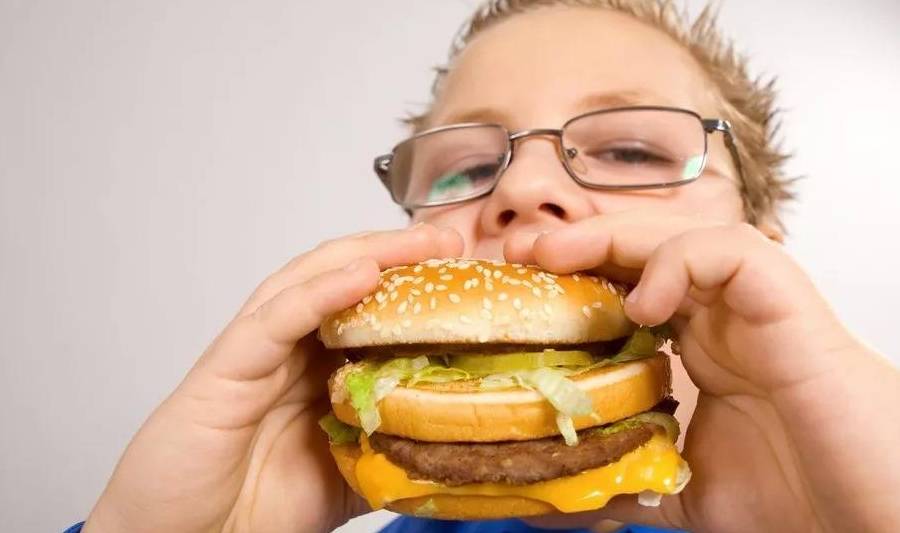 现实|10岁女儿考第一名,爸爸想抱抱,无奈被现实打败,妈妈在一旁哭了