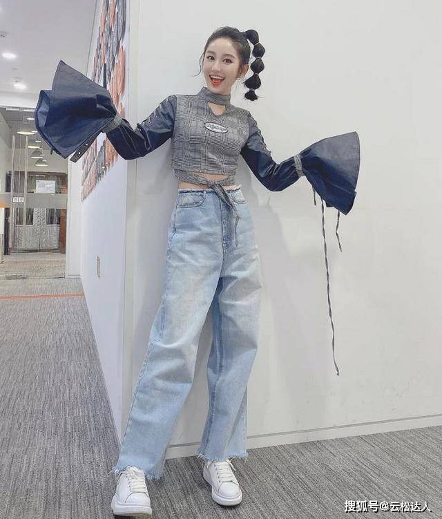 发型麻花辫已经过时了，今年流行“灯笼辫”，简单易学，适合各种脸型