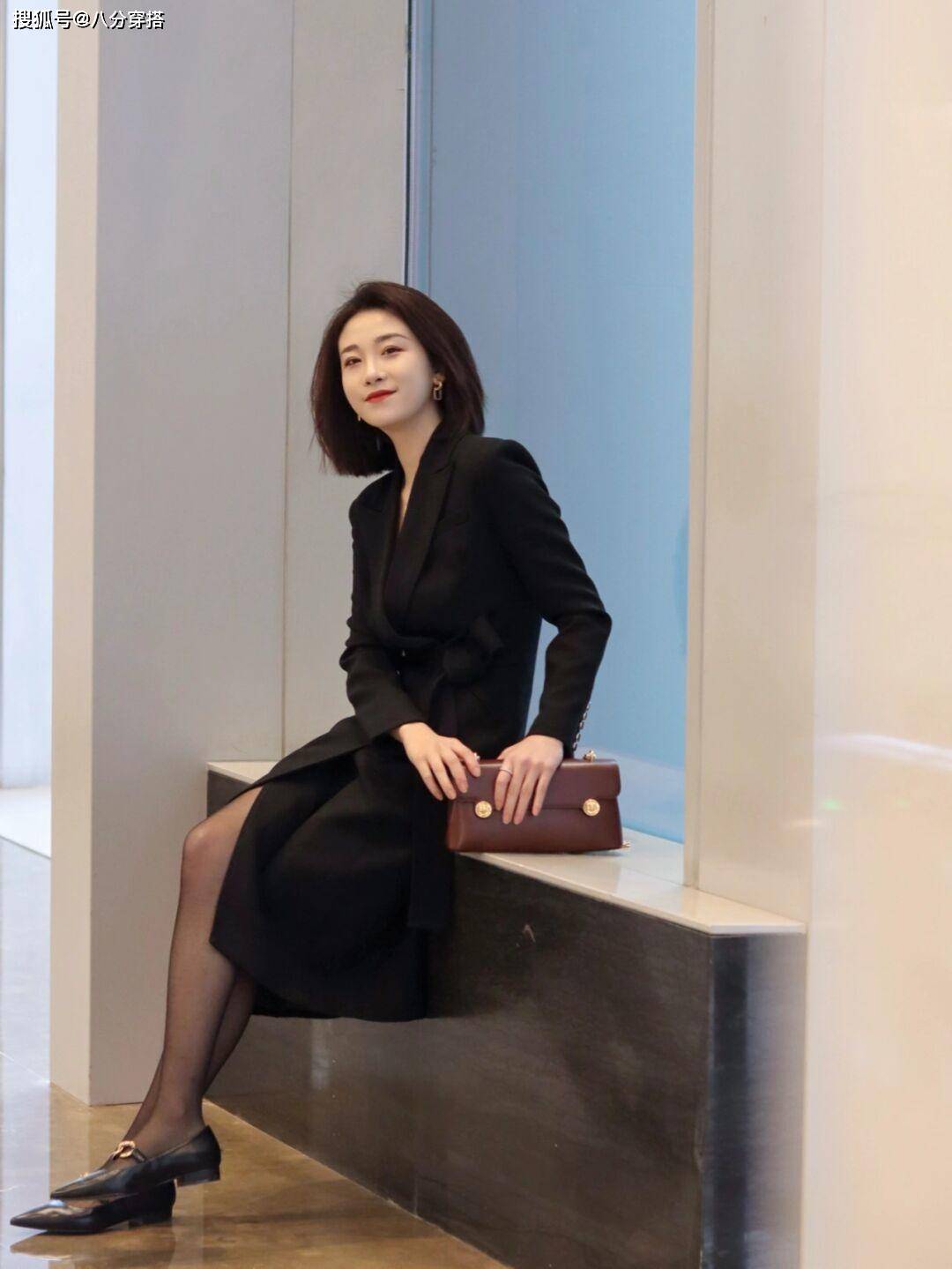 黑色 成熟女性不要乱穿衣,试试这些干练的“西装”搭配,时髦又有气场