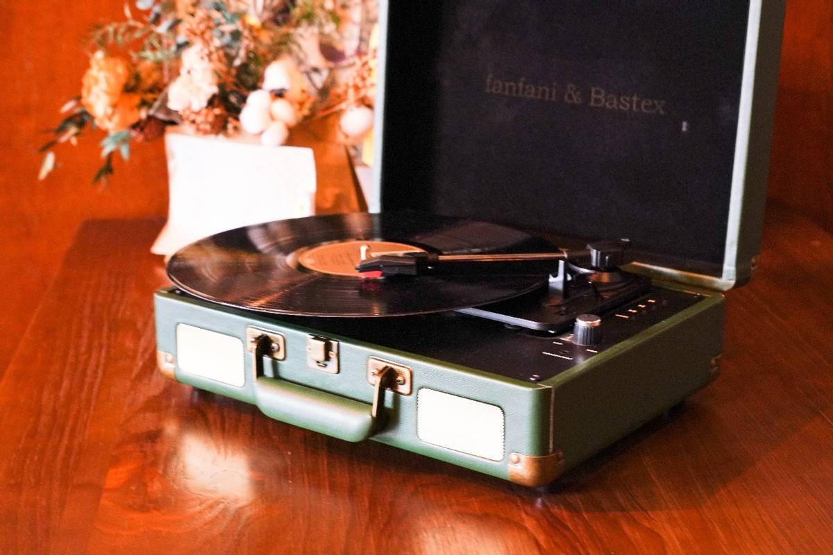 平价的梵珐尼复古蓝牙留声机，自带怀旧手提箱，超高颜值