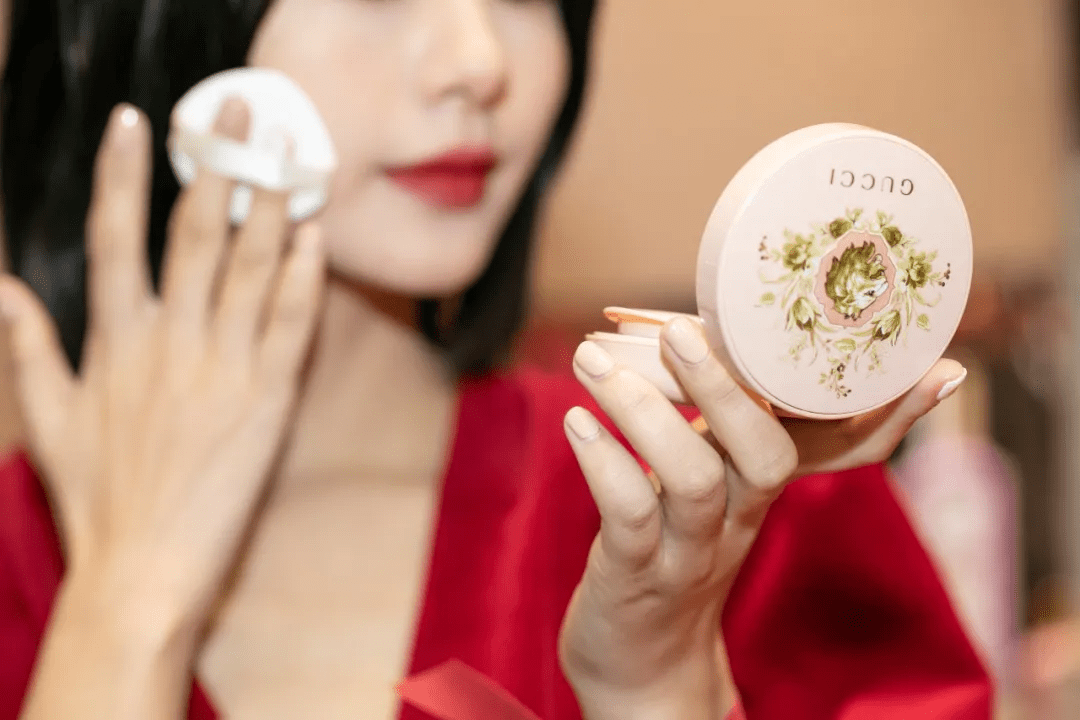 冬日古驰美妆双子星愿店优雅揭幕!演绎复古浪漫美学!