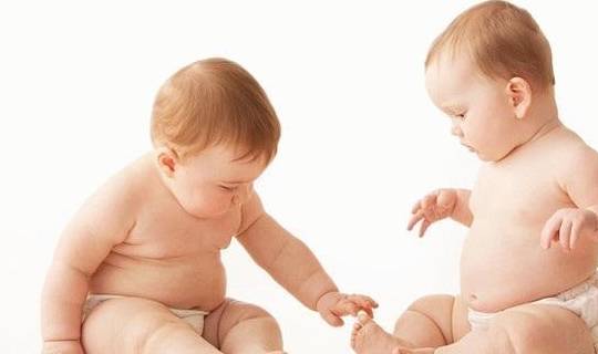 现实|10岁女儿考第一名，爸爸想抱抱，无奈被现实打败，妈妈在一旁哭了