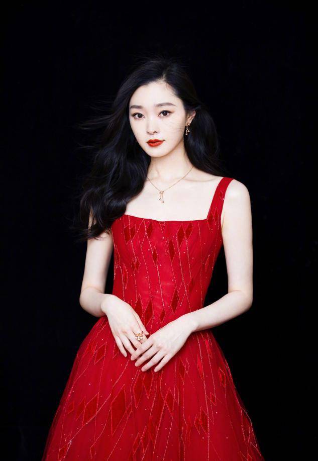 美人女人如何更具明艳感？31岁沈梦辰近照大变，实力演绎换妆如换头