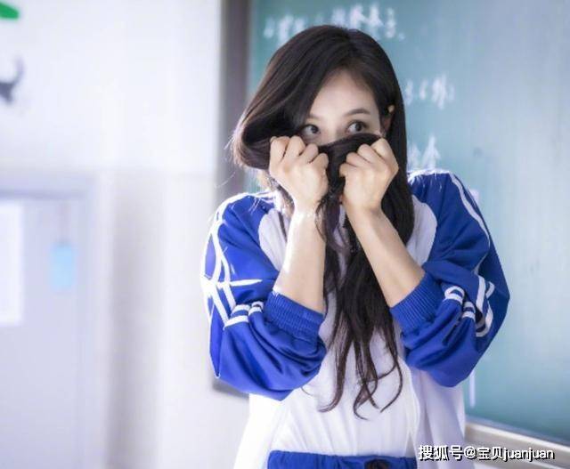 黑色宋茜真是“穿搭教科书”，白色系穿搭，清纯又减龄