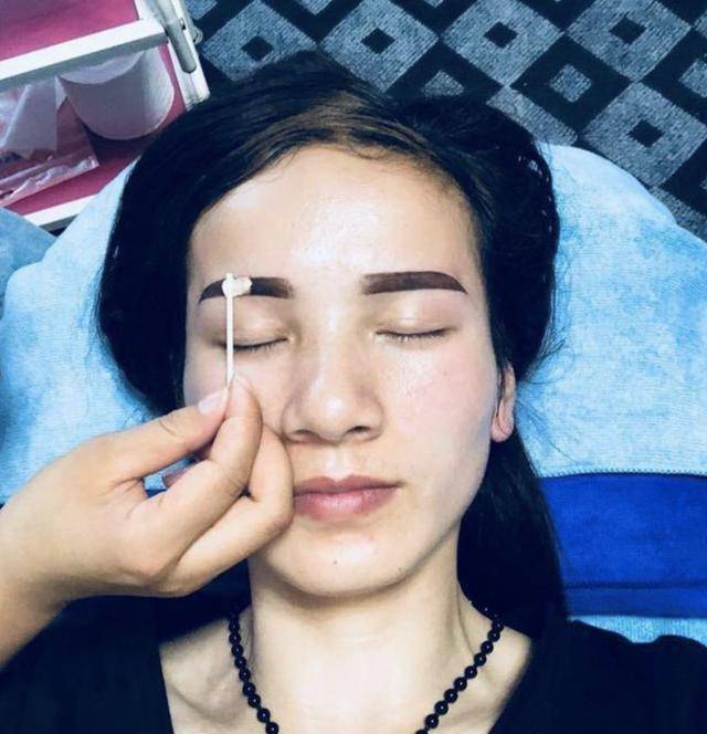 画眉为何普通女生“喜欢纹眉”，而女明星却很少纹眉？看完你还想纹吗