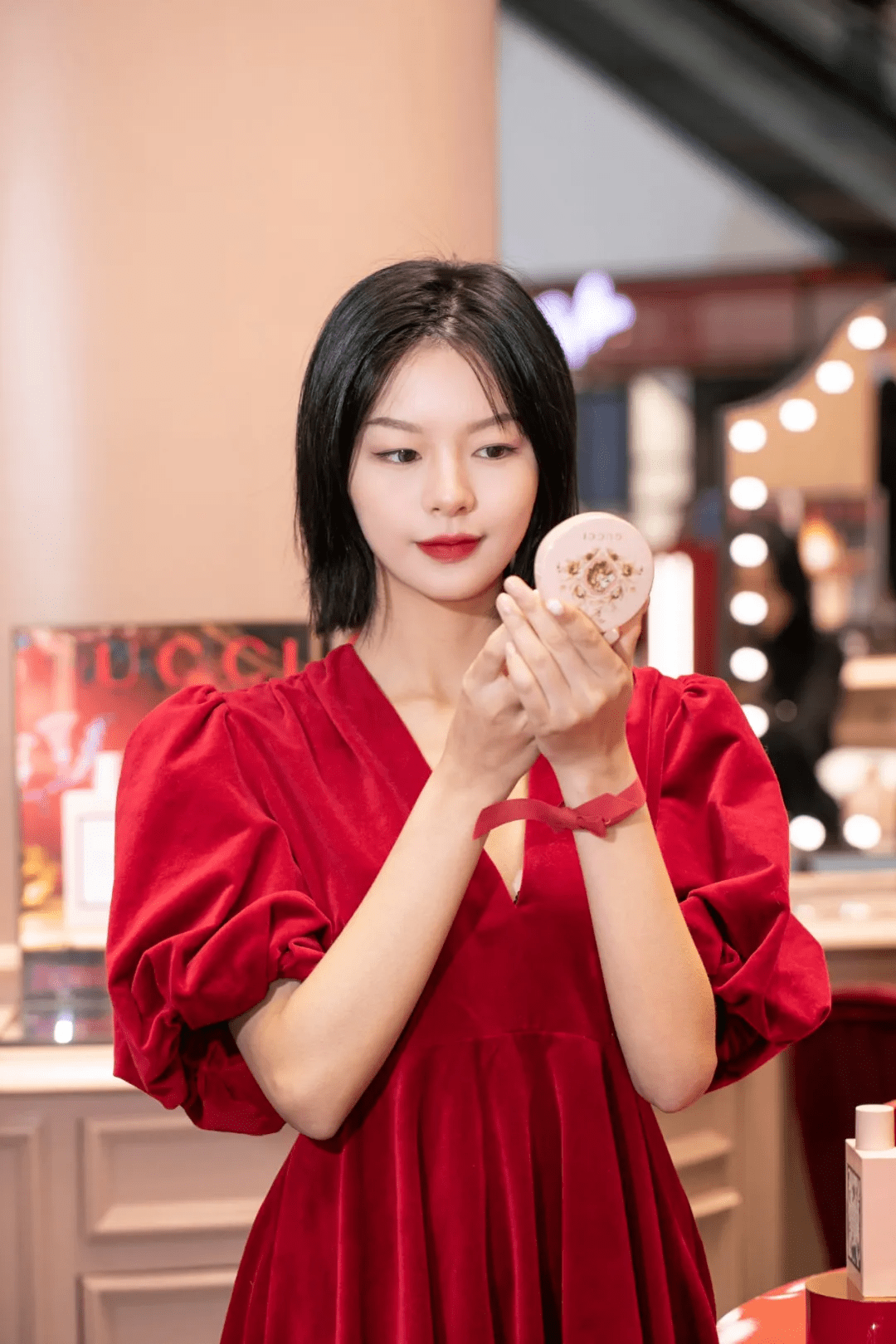 冬日古驰美妆双子星愿店优雅揭幕!演绎复古浪漫美学!