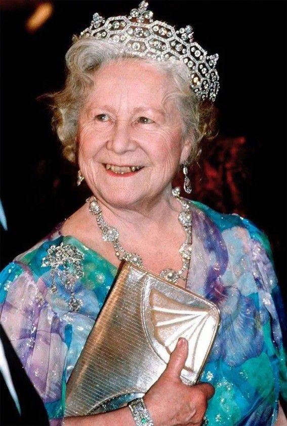 原创             一岁一颗钻石：女王为母亲百岁寿辰庆生，100颗钻石的胸针表孝心