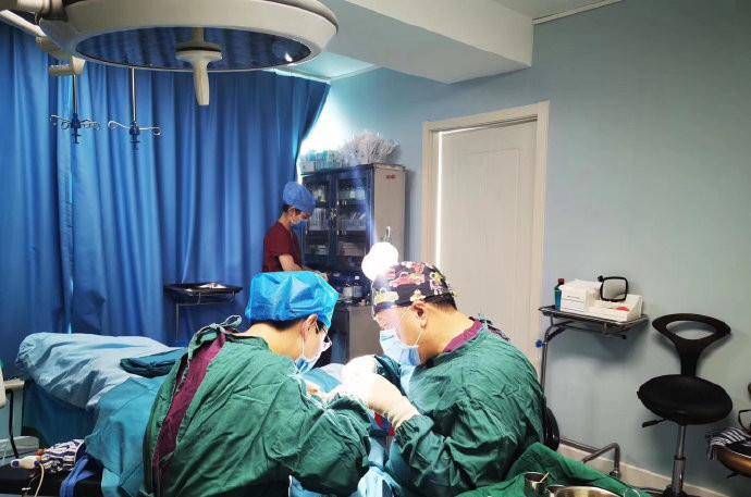 大姐60岁大姐面部提升真实经历：术后10天换脸实拍，为了美她也是拼了