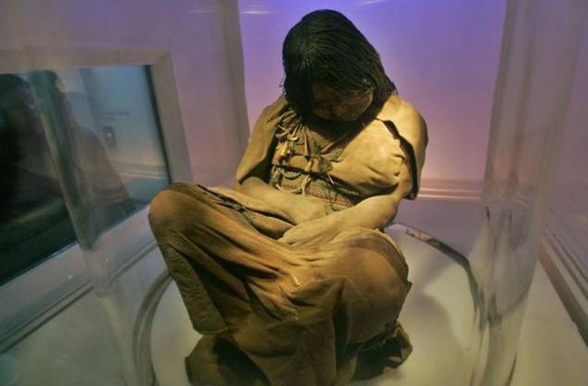 6700米山顶惊现冰冻少女500年后面容仍清晰为何没腐烂