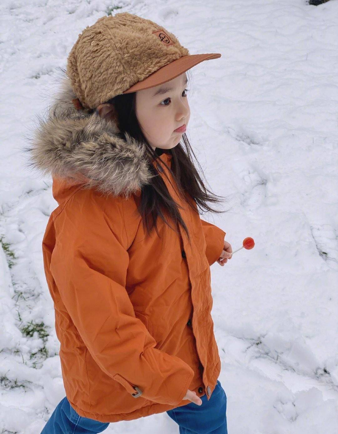 董璇董璇晒女儿雪地撒欢九宫格，小酒窝手拿棒棒糖像极了爸爸高云翔
