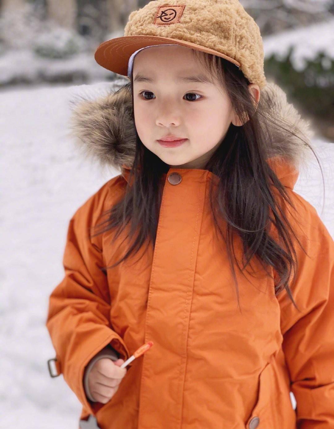 董璇董璇晒女儿雪地撒欢九宫格，小酒窝手拿棒棒糖像极了爸爸高云翔