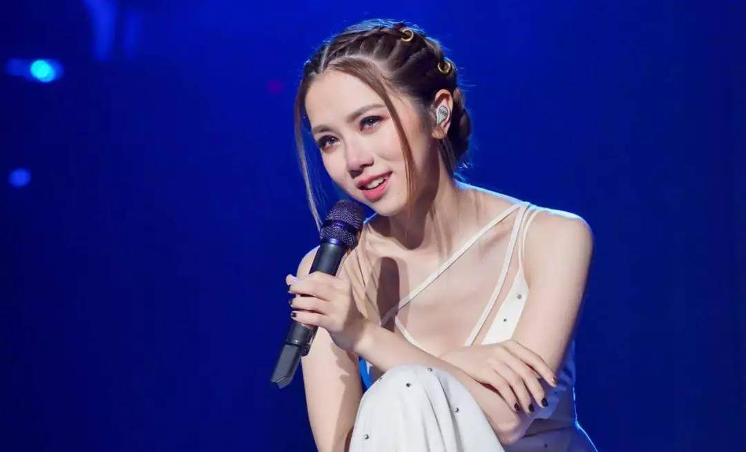 棉花|在达人秀又哭又笑,“补刀”谢霆锋:31岁闭关的邓紫棋,是真性情