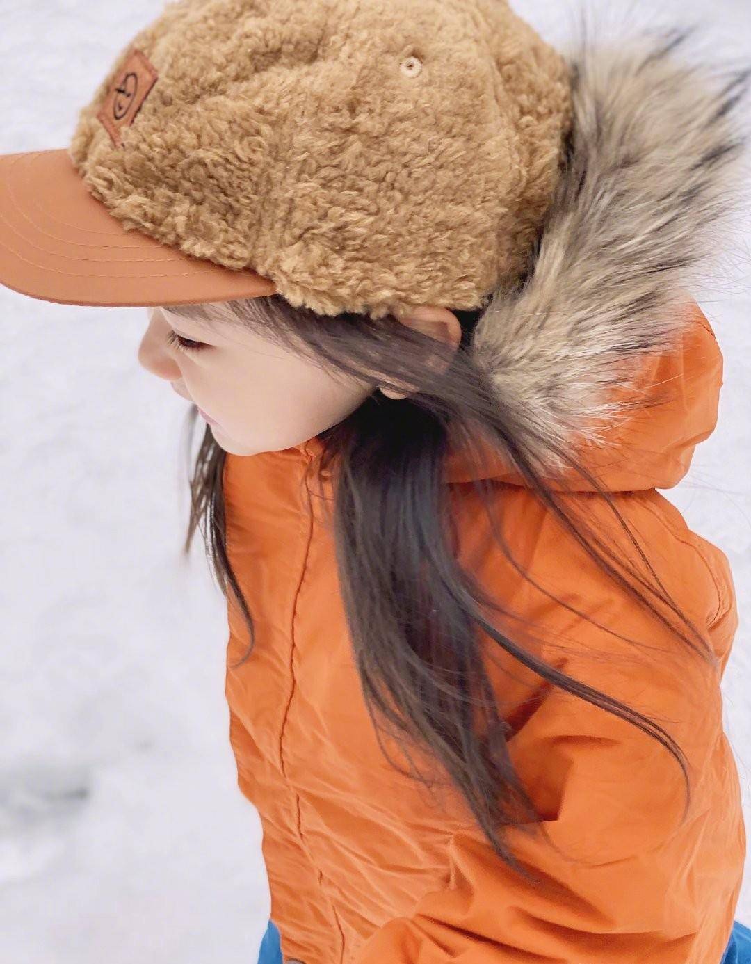 董璇董璇晒女儿雪地撒欢九宫格，小酒窝手拿棒棒糖像极了爸爸高云翔