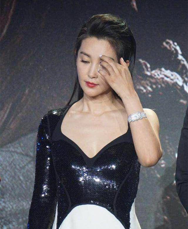 下巴46岁李冰冰近照让人大跌眼镜！网友：这些未ps过的照片说明了什么