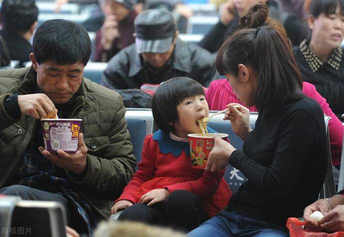 火车接热水图片 bc0a91707f74435e9969af4479f2dbba.jpeg