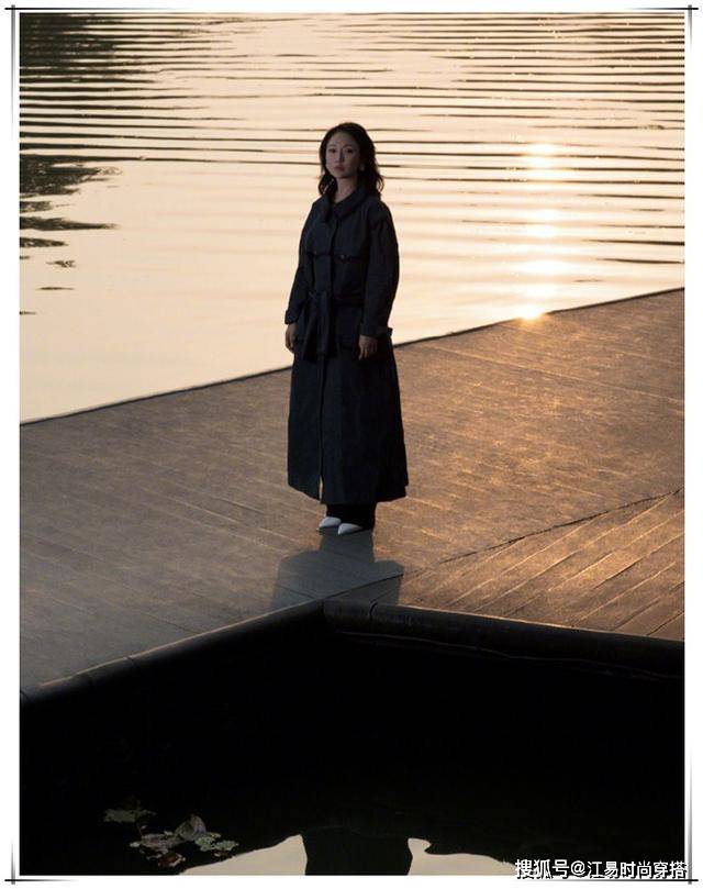 国画 45岁周迅胆子够大，一条紫罗兰色吊带裙，穿出了18岁的线条美！