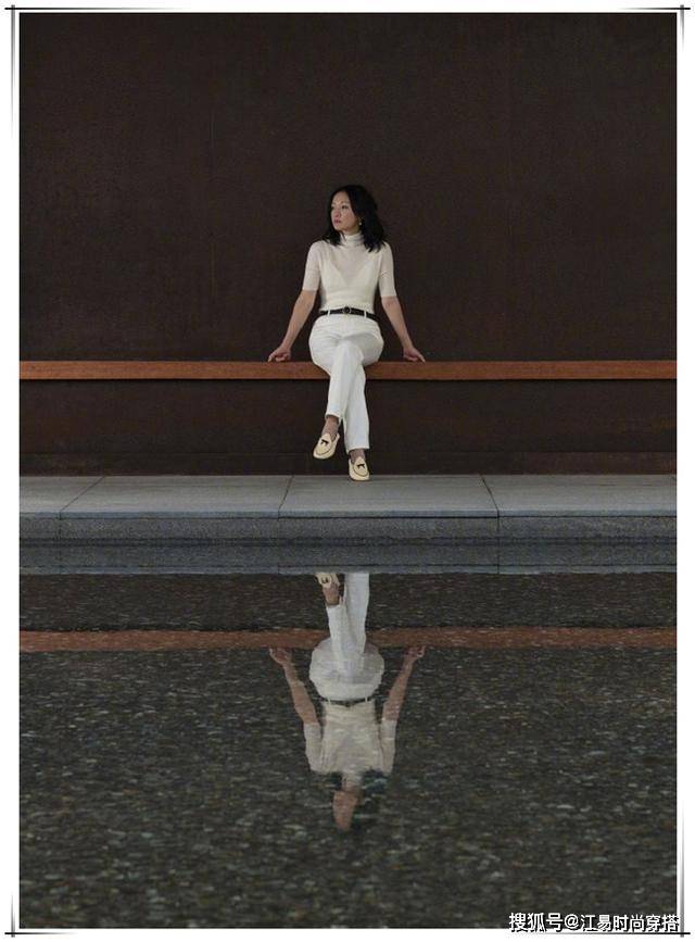 国画 45岁周迅胆子够大，一条紫罗兰色吊带裙，穿出了18岁的线条美！