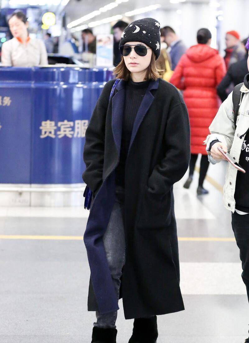 钟欣潼 钟欣潼穿衣有中年感了,廓形大衣配毛衣,颜色挺优雅,但有点显胖