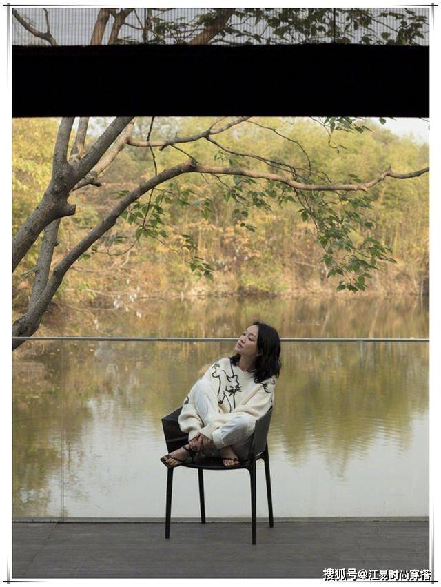 国画 45岁周迅胆子够大，一条紫罗兰色吊带裙，穿出了18岁的线条美！