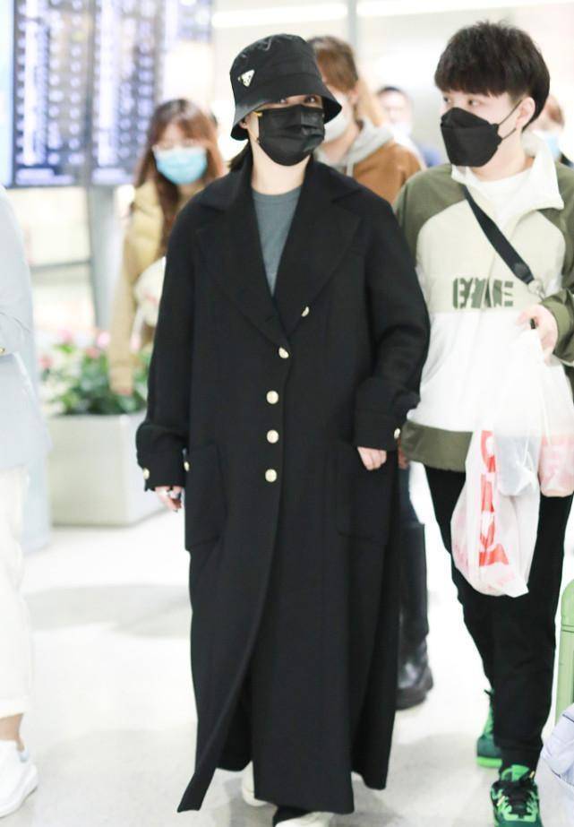 钟欣潼 钟欣潼穿衣有中年感了,廓形大衣配毛衣,颜色挺优雅,但有点显胖