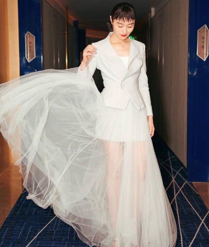 天鹅绒 吴越认真打扮好惊艳!刻在骨子里的美,穿“镶钻丝绒裙”优雅贵气