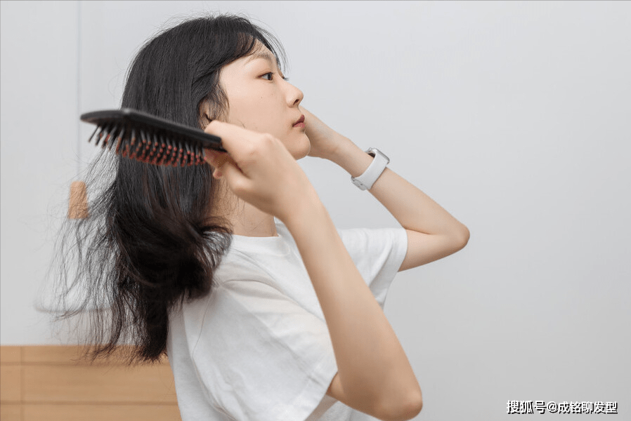 卷发烫发后不能梳头发？错！不梳头的危害更大，看完这三点你就明白了