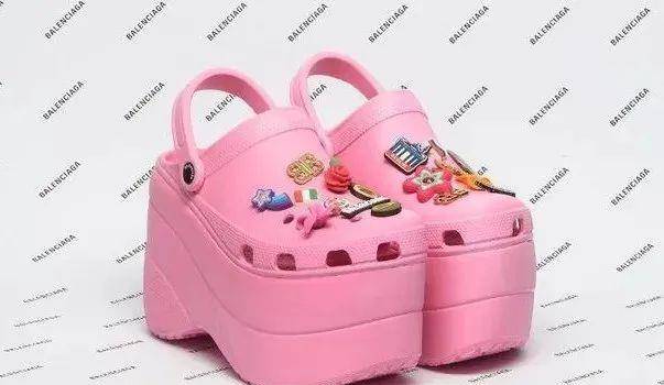 Demna 意料之外！高级时装联名潮牌，两种时装概念的融合是否会大卖？