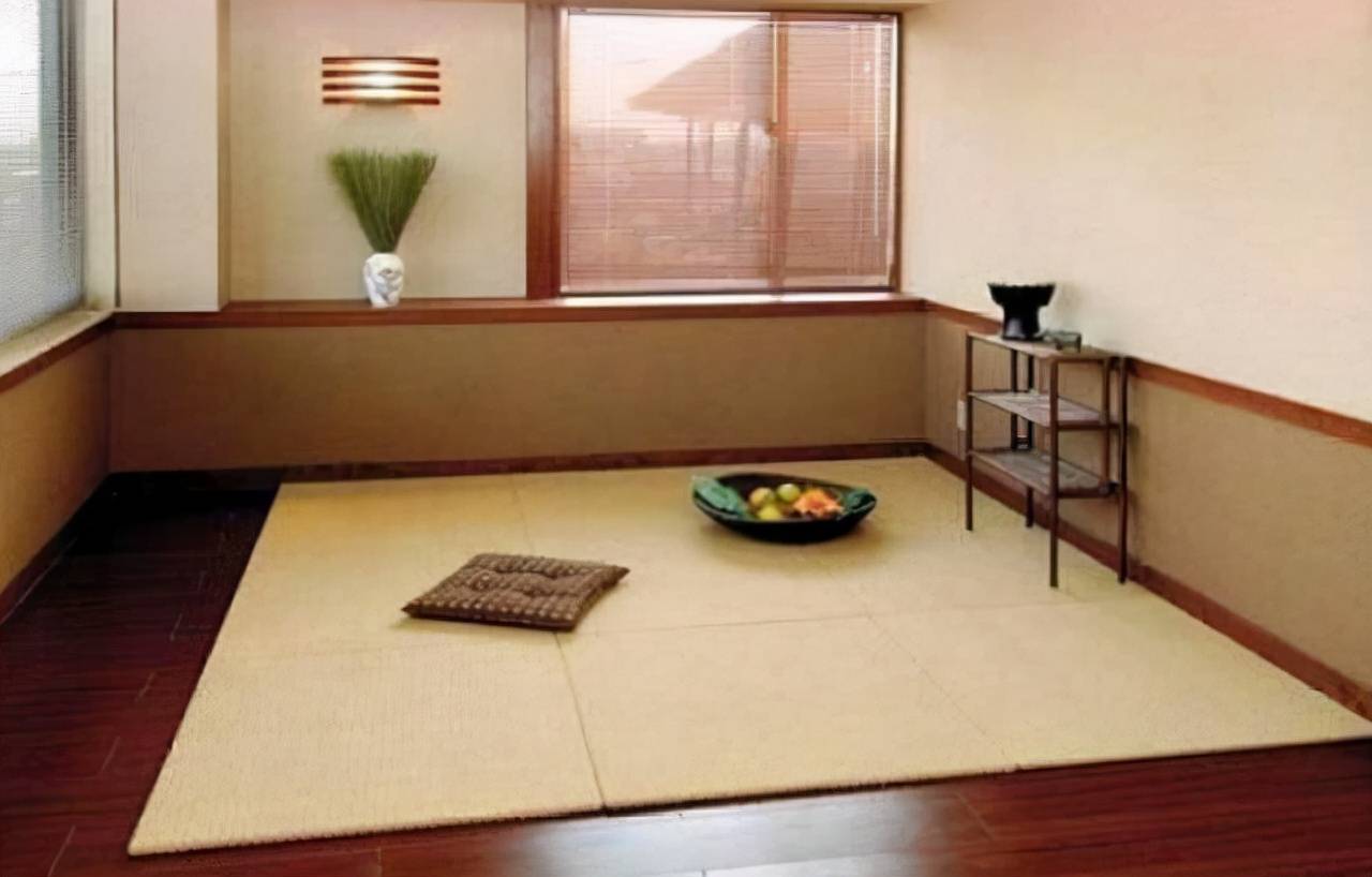 日本有的人家里明明有床，为何喜欢睡地板呢？原来有这么多好处