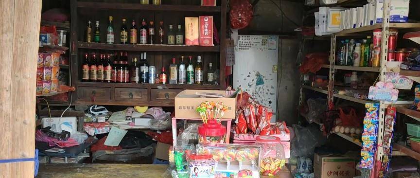 苏州一家百年烟杂店，80多岁老奶奶还在坚守，货架是个宝贝