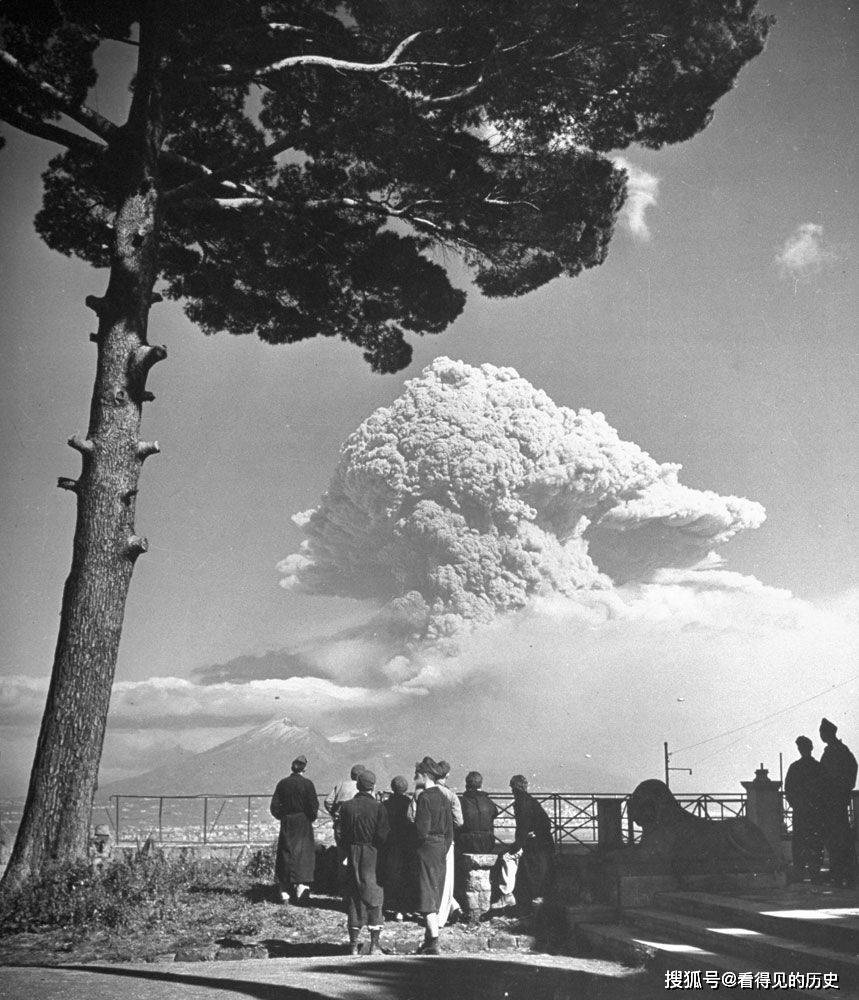 老照片1944年意大利维苏威火山最后一次大爆发