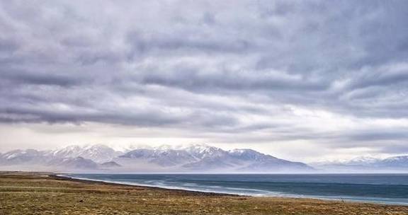 新疆的这个著名湖泊，冬日冰雪覆盖，宛如《冰雪奇缘》场景_赛里木湖_公路_宝石