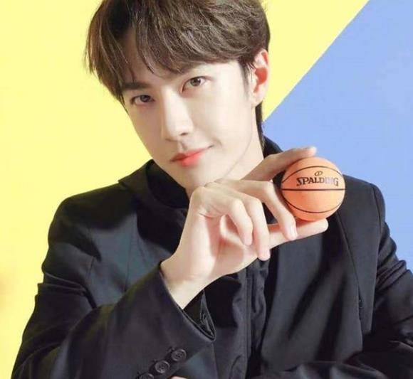 宋轶娛樂圈靠“手”就能“出道”的男明星，選對護手霜挺重要的