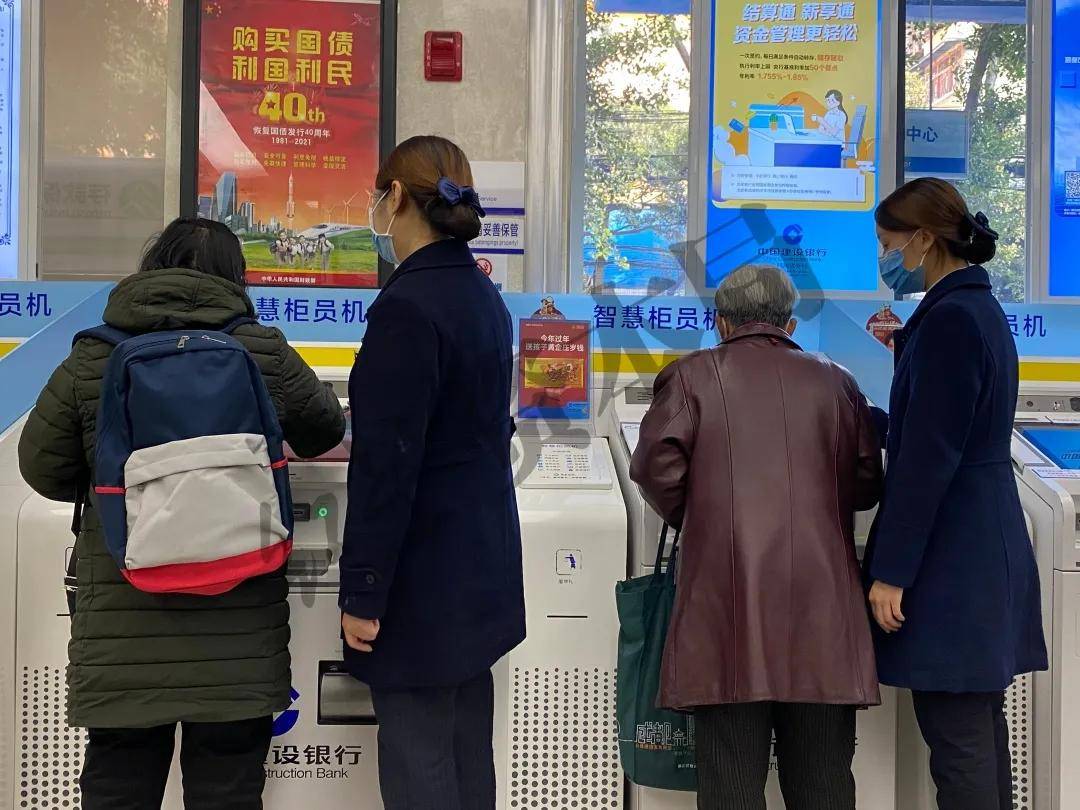 年薪50万年轻人还是排队逃离银行