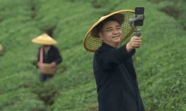 "网红县长"跨界参赛 扶贫,卖成都货两不误